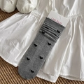 Chaussettes grises de style japonais avec motif cœur noir et tricot de coton - Taille unique / Gris Foncé (1 Paire)