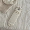 Calze minimaliste in maglia di lana bianco crema con piccola etichetta grigia - Taglia unica / crema