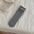 Calze di lana a coste grigio scuro con etichetta egg in stile coreano minimal - Taglia unica / Grigio