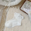 Chaussettes en coton blanc avec dentelle délicate et texture côtelée pour un style doux - Taille unique / Bordure de petites fleurs