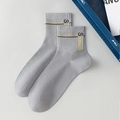 Calze da uomo grigio chiaro con strisce gialle e stampa a lettere stile sportivo - Taglia unica / grigio scuro