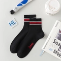 Herren Sportsocken in Schwarz aus Baumwolle mit roten Streifen und lammy-Aufdruck - Einheitsgröße / Schwarz