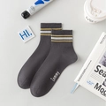 Dunkelgraue Baumwollsocken mit gelb-weißen Streifen und verpixelter Stickerei - Einheitsgröße / Dunkelgrau