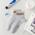 Graue Crew-Socken mit orangefarbenen Streifen und tammy-Schriftzug aus weicher Baumwolle - Einheitsgröße / Hellgrau