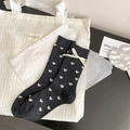 Chaussettes gris foncé avec motifs de cœurs blancs et nœuds en ruban élégants - Gris clair