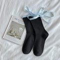 Schwarze Lolita-Socken mit hellblauen Satinschleifen und zarten Rüschenkanten - Einheitsgröße / Schwarz mit blauer Schleife