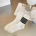 Weiße gerippte Socken mit schwarzen Streifen in minimalistischer Lifestyle-Umgebung - Weiß