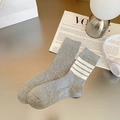 Graues Set aus gerippten Socken mit weißen Streifen aus weicher Baumwollmischung - Grau