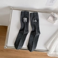 Dunkelgraue Socken mit weißem Schleifen-Stickerei und Sweet Candy Text-Detail - Einheitsgröße / Dunkelgrau