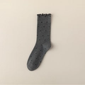 Chaussettes gris foncé à pois noirs et bords volantés élégants pour femmes - Taille unique / gris foncé