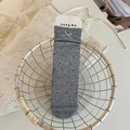 Graue Crew-Socken mit schwarzen Punkten und rosa Schleifen in einem geflochtenen Korb - Grauer Kleiner Punkt Schleifen-Stil
