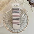 Cremeweiße Baumwollsocken mit dunkelgrauen und rosavioletten horizontalen Streifen - Grau-Rosa Gestreifter Stil
