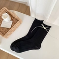 Schwarze Socken mit weißen Schleifen und kleinen Blumenakzenten aus geripptem Baumwollstrick - Schwarz