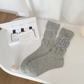 Calze grigio scuro con fiocchi a scacchi blu in un elegante stile a maglia morbida - Taglia unica / Grigio 1 Paio