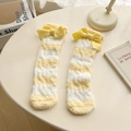 Calze spesse in pile corallo a righe gialle e bianche con un grande fiocco decorativo - Taglia unica / Giallo/Bianco