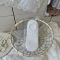 Japanse witte sokken van kant met strik in een decoratieve geweven mand gepresenteerd - Enkelsokken Wit 1 Paar