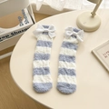 Calze in pile corallo a righe bianche e blu con fiocchi bianchi in stile accogliente - Taglia unica / Blu Bianco