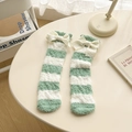 Chaussettes rayées vert et blanc en polaire corail avec un délicat nœud décoratif - Taille unique / Vert/Blanc