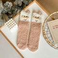 Calze in pile corallo con ricamo gatto beige e marrone, orecchie 3D e tessuto spesso - Taglia unica / Cammello