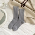Calcetines grises clásicos de punto acanalado en algodón suave en un entorno acogedor - Talla única / Gris