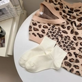 Set aus Strickweste mit Leopardenmuster und weißen Socken mit Leo-Bündchen - Weißes Patchwork Leopard