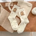 Calze bianche di peluche con ricamo a orsetto marrone e pois per un inverno accogliente - Stile Capybara a Pois