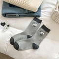 Calcetines grises a media pantorrilla con lindo diseño de husky y punto de algodón - Perro Gris