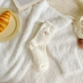 Calze invernali in peluche bianco crema con ricamo di animali su sfondo accogliente - Stile Coniglio