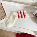 Calze bianche a maglia con strisce rosse e trama a coste in stile retrò sportivo - Bianco Con Stile a Righe Rosse