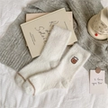 Plüschige warmweiße Socken mit Bärenstickerei und kontrastierender Spitze - Cremeweiß