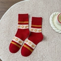 Calze rosse festive per Capodanno con motivi dorati su uno sfondo beige caldo - Stile Ricchezza Lingotto d'Oro