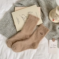 Plüschige hellbraune Socken mit feiner Stickerei in gemütlicher Wohnumgebung - Braun