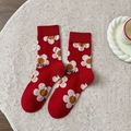 Calze rosse festive con motivi floreali e ricamo RICH su un morbido tappetino di feltro beige - Stile Floreale Fiore Ricco