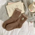 Braune flauschige Thermosocken mit Bärenstickerei und gestreiften Bündchen für den Winter - Braun