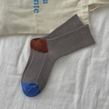 Calze in maglia marrone con tallone rosso e punta blu su lenzuola bianche - Taglia unica / Caffè Chiaro (1 Paio)