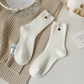 Dicke Wollmischsocken in Beige mit Zierknopf und Vintage-Stoffetikett für Damen - Einheitsgröße / Gebrochenes Weiß