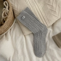 Dicke graue Wollsocken mit Zopfmuster und modischem EGG-Schriftzug Aufnäher - Hellgrau