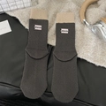 Calzini in maglia marrone e beige con etichetta ricamata 'attends' rosa - Taglia unica / Grigio Ferro