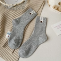 Graue Wollsocken mit gerippter Textur und dekorativem Knopfdetail für Damen - Einheitsgröße / Gemischt Grau