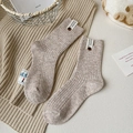 Dicke hellbraune Wollsocken mit Strickmuster und Knopffdetail in warmer Winterstimmung - Einheitsgröße / Hellkaffee