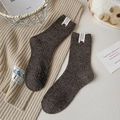Chaussettes en laine marron café avec bouton décoratif et étiquette en tissu rétro - Taille unique / 1 Paire / Marron