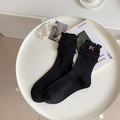 Chaussettes mi-mollet noires tricotées avec nœud rose et bordure à volants femme - Taille unique / Noir