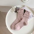 Chaussettes roses en coton avec bords à volants et broderie nœud blanc sur plateau - Taille unique / Rose