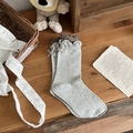Calze in cotone grigio chiaro con volant marroni e un delicato fiocco di nastro - Grigio chiaro
