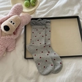 Calze in cotone grigio a pois rossi con bordi arrotolati su un vassoio beige - Pois Grigio