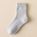 Weiche hellgraue Thermo-Socken mit gerippten Bündchen aus dicker Baumwolle - Grau