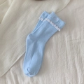 Calze azzurre con pizzo bianco e ricamo a fiocco in morbida maglia di cotone a costine - Blu