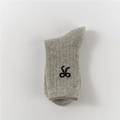 Graue Wollmischung Rippstrick-Socken mit einem schwarzen bestickten Logo-Detail - Einheitsgröße / Hellgrau (1 Paar)