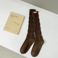 Calcetines altos marrón oscuro estilo slouch con etiqueta tejida blanca moderna - Talla única / Café Oscuro