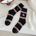 Schwarze gerippte Socken mit roten Streifen, Hunde-Stickerei und mucho amor Text - Schwarz